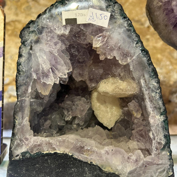 גאודה של אמטיסט משולבת עם קלציט לבן