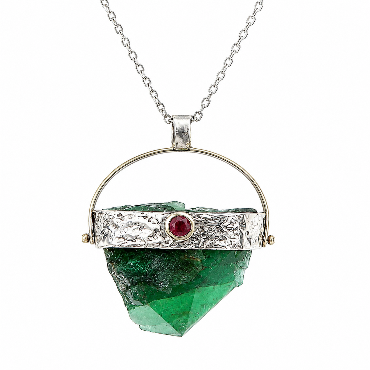 תליון זהב לבן עם אזמרגד טבעי גולמי ורובי