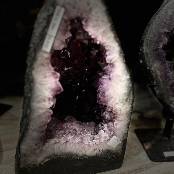 גאודה יפהפייה של אמטיסט