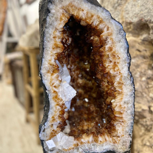 גיאודה של ציטרין עם קלציט לבן