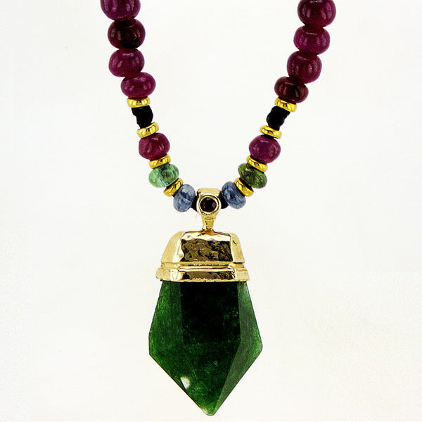 שרשרת אזמרגד, אודם, ספיר