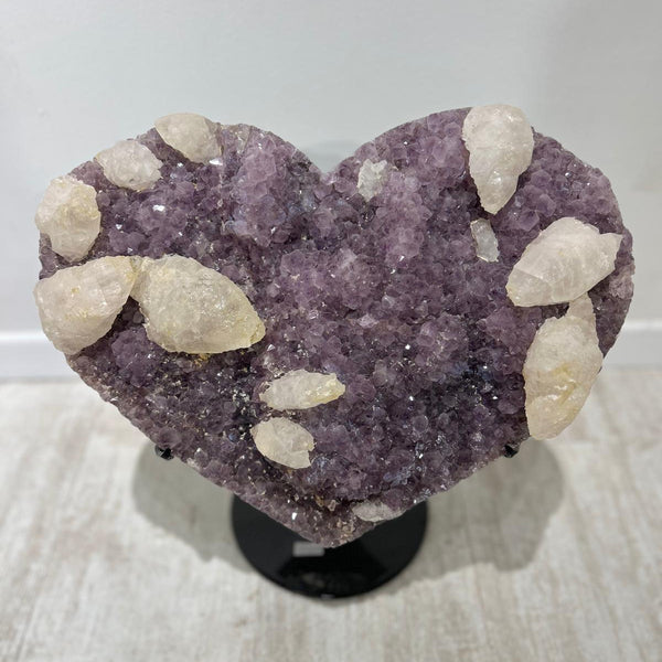 לב מאותה אמטיסט בשילוב עם קלציט לבן