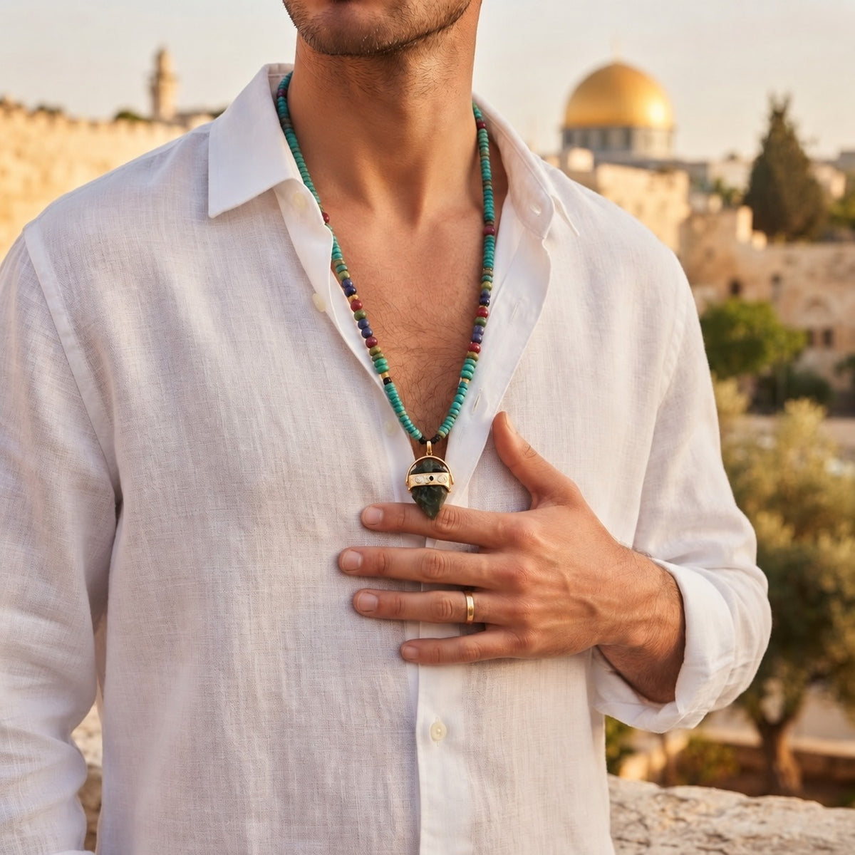 אבן אמרלד גולמית עם יהלום ושרשרת עם טורקיז